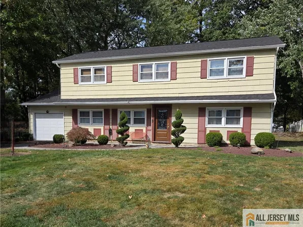 89 Old Queens Blvd, Manalapan, NJ 07726