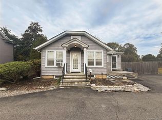 17 Lakeland Ave #A, Sayville, NY 11782