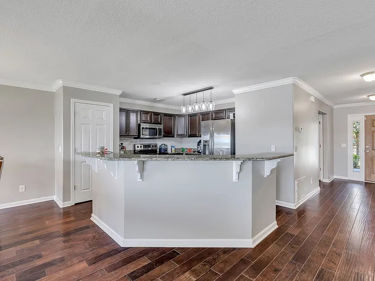 94 Lake Shore Blvd — Photo 24