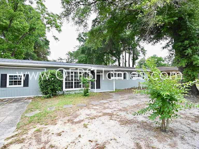 131 Adkinson Dr — Photo 2