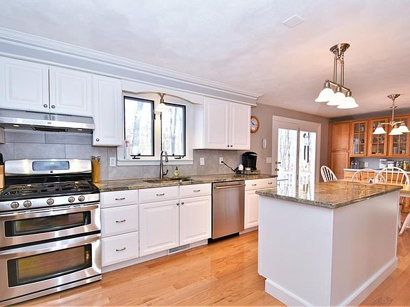 3rd image of 2 Hardwood Dr