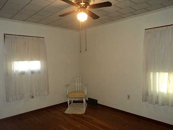 3rd image of 108 W Edgewood St