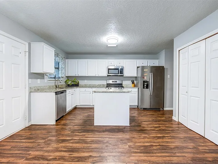 7302 Greenwood Point Dr — Photo 18