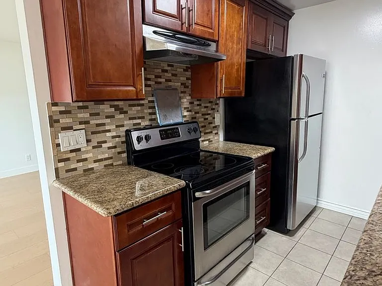 North of Wilshire Charming Apartments — Photo 4