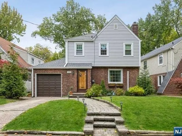 1125 W Laurelton Pkwy, Teaneck, NJ 07666