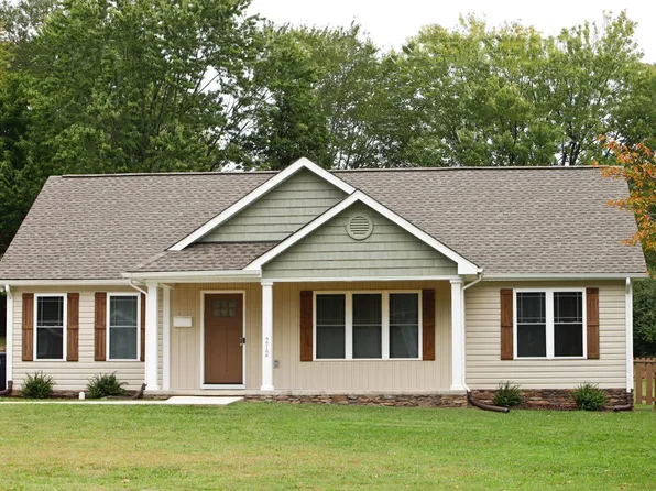 212 Princeton Cir NE, Roanoke, VA 24012