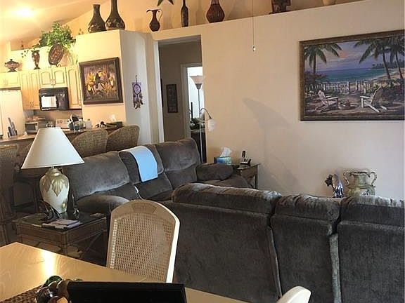 4th image of 517 SE 27th St