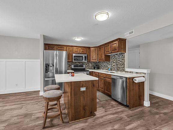 3rd image of 905 S Main St APT G