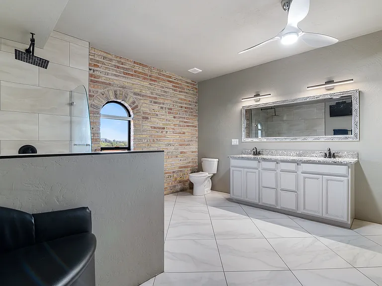 1101 W Roller Coaster Rd — Photo 35