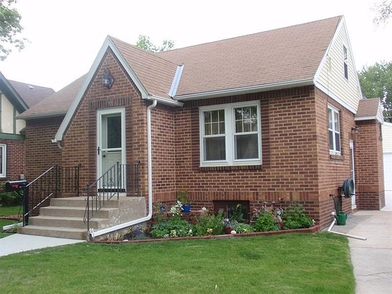 1st image of 744 15th Pl NE