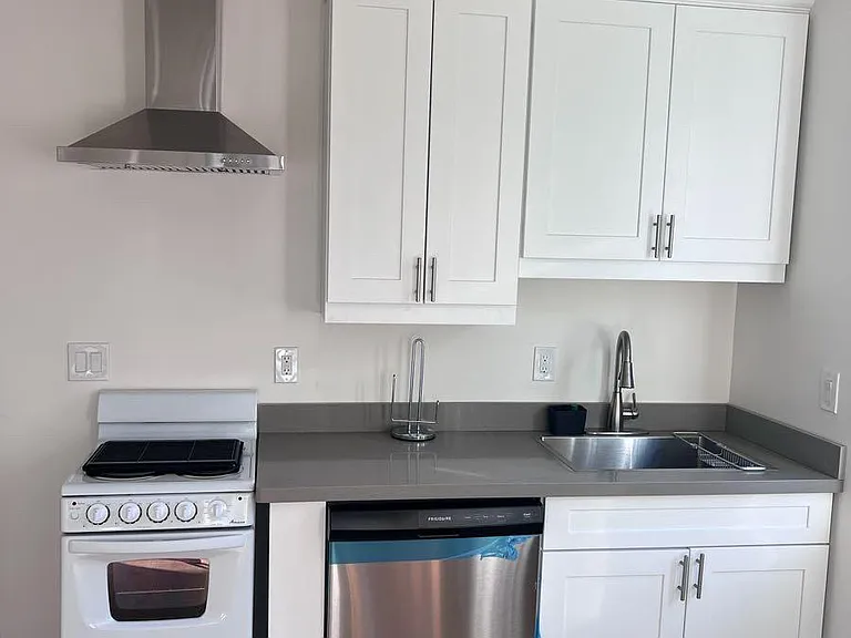404 Grayson Ct — Photo 4