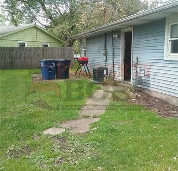 934 Henry St — Photo 2