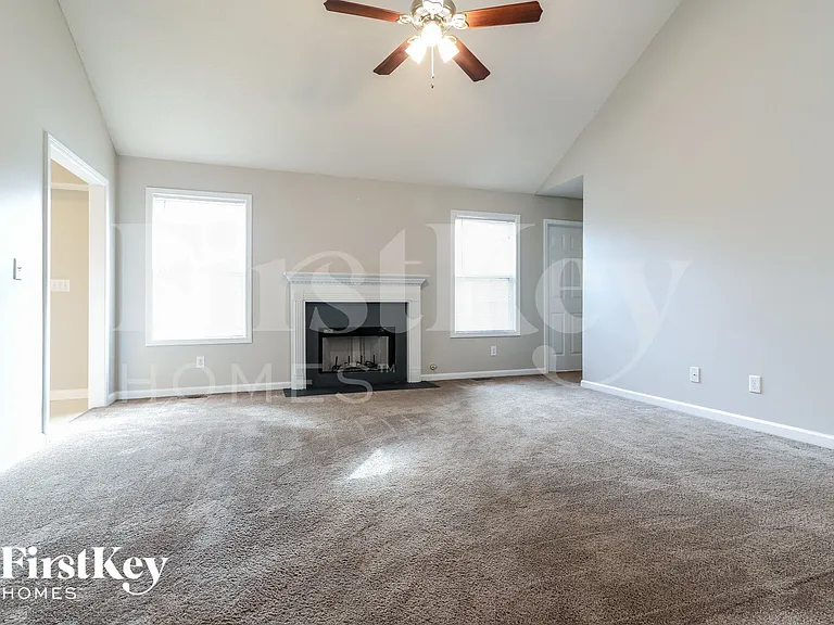 3240 Hilltop Cir — Photo 3