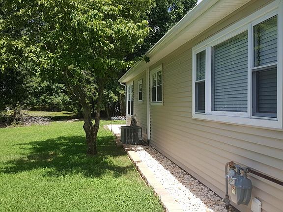 3rd image of 7 Roseau Ct