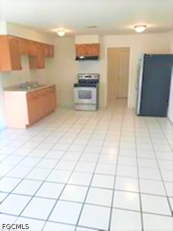 2 bed, 1.0 bath, 940 sqft, $1,200 — Photo 2