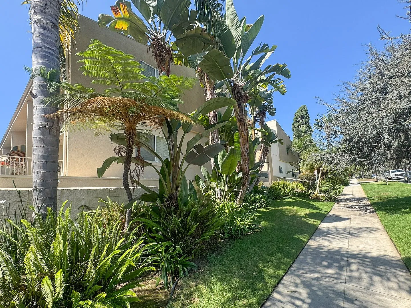 Charming Santa Monica 2-Bedroom Home with Private Patio & Two En-Suite Bedrooms — Photo 3