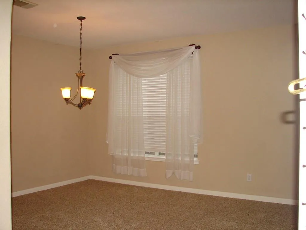 4 bed, 3.0 bath, 2425 sqft, $2,500 — Photo 4