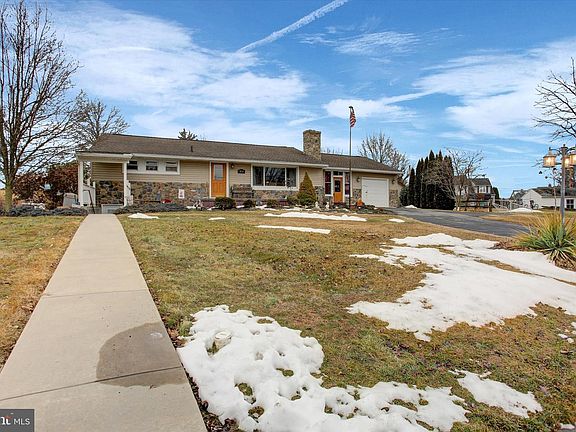 2nd image of 924 Blanchard Ave