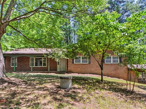 6605 Harrell Dr, Pfafftown, NC 27040