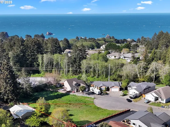 6923 Oakwood Ct, Brookings, OR 97415