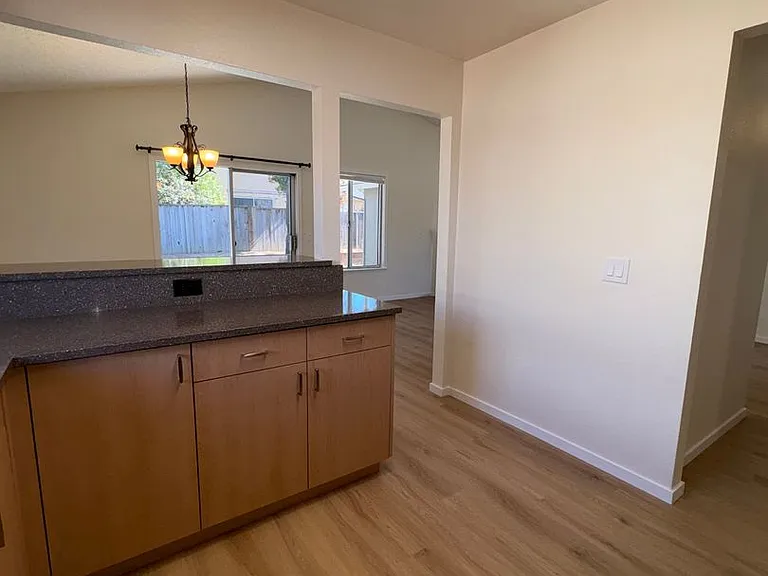 1006 Longspur Dr — Photo 8
