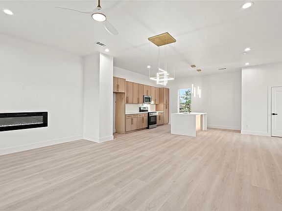 4th image of 1902 Homeland St