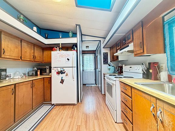 3rd image of 285 Saint James St