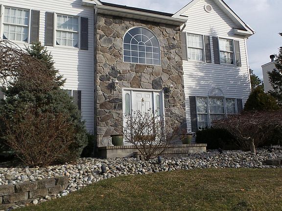 3rd image of 35 Regina Dr
