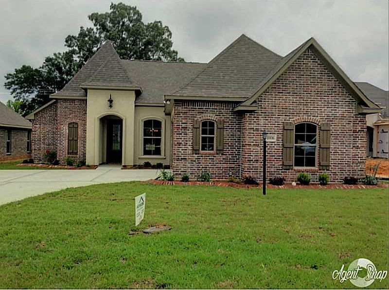 1st image of 1006 Green Wood Cir