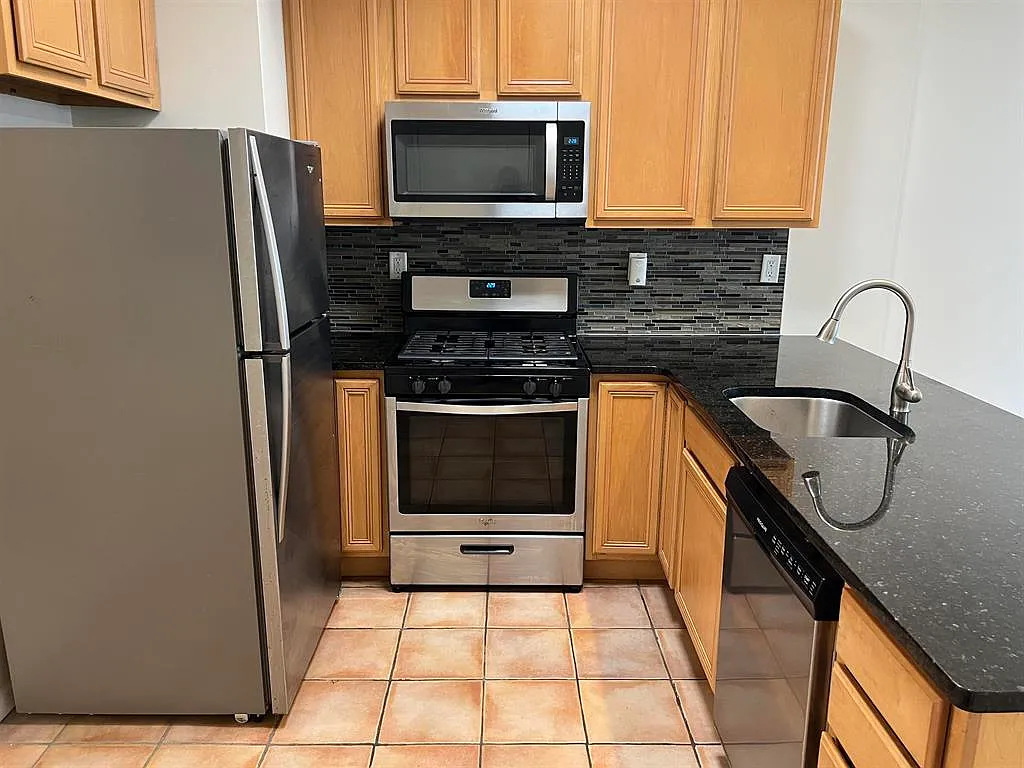 No Broker Fee-Hoboken. Large Modern 1br/1bath Apartment W/Private Balcony & Shared Yard 5 Blocks ... — Photo 3