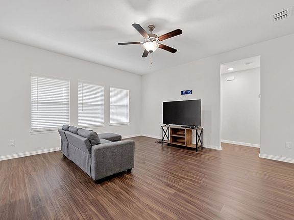 5th image of 705 Pearl Way