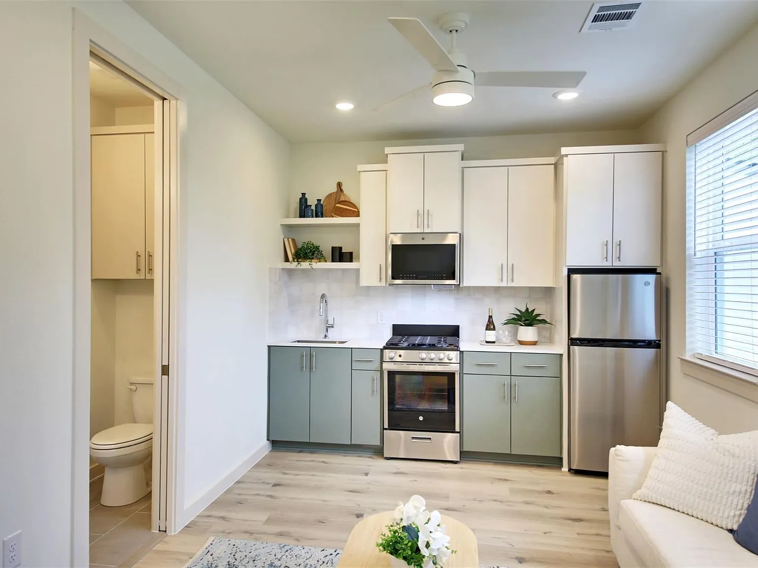 2 bed, 2.5 bath, 927 sqft, $1,950 — Photo 4