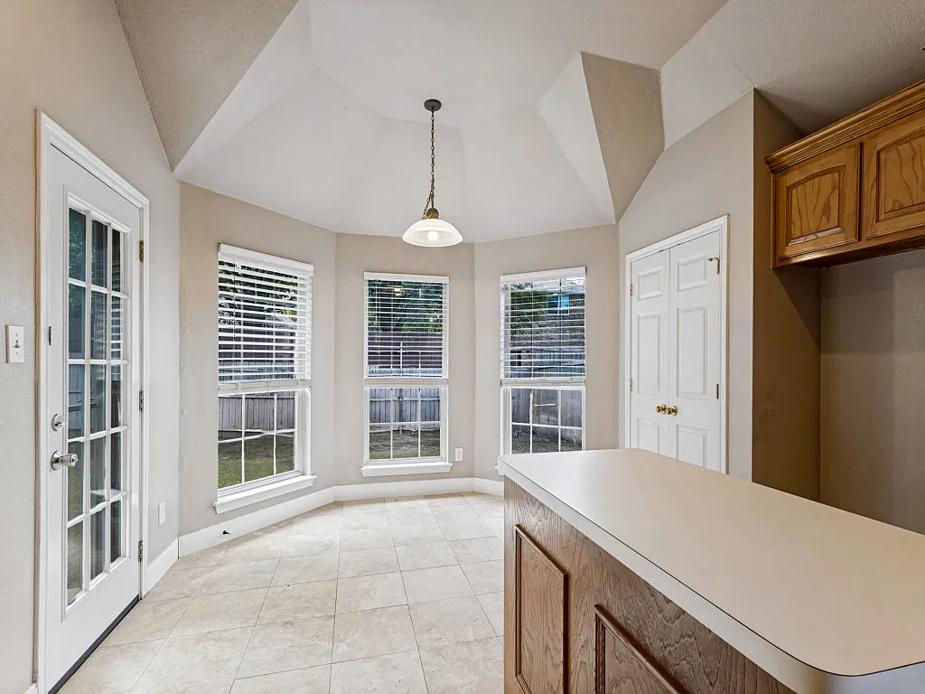 4 bed, 2402 sqft, $2,700 — Photo 4