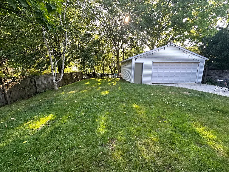 339 Eastern Ave SE — Photo 16