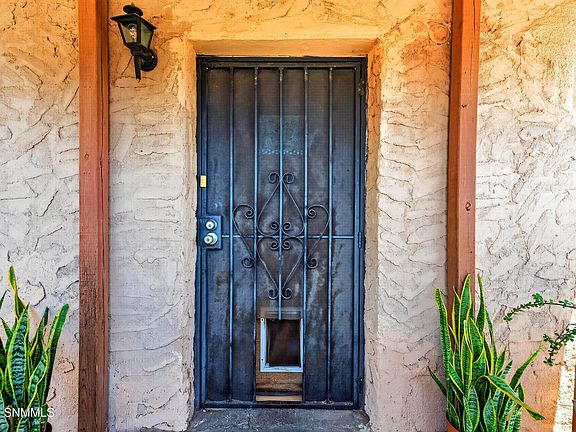 3rd image of 838 N Manzanita St