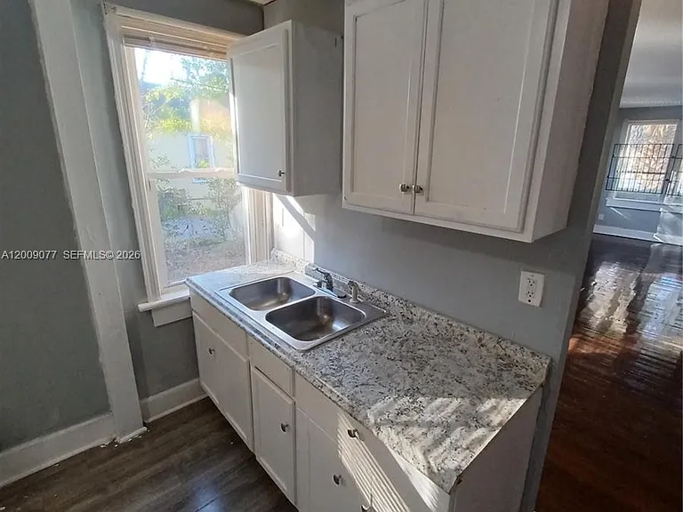 1710 W 2nd St — Photo 4