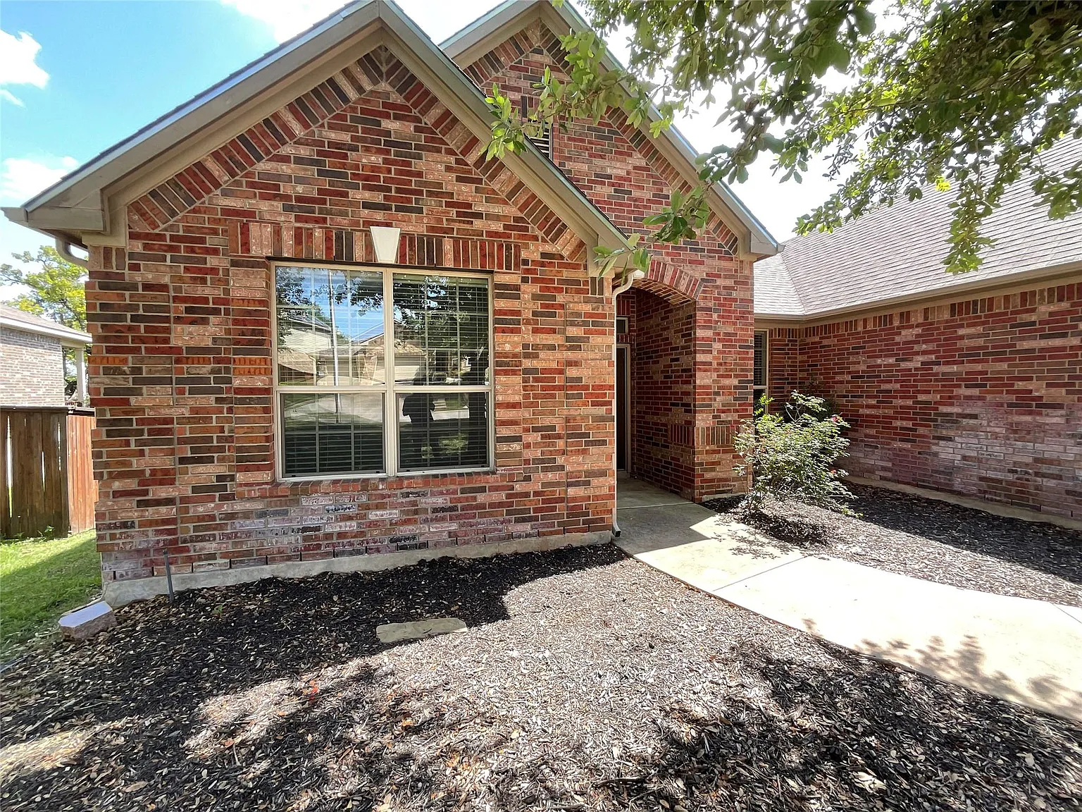 4 bed, 2.5 bath, 2523 sqft, $2,500 — Photo 2