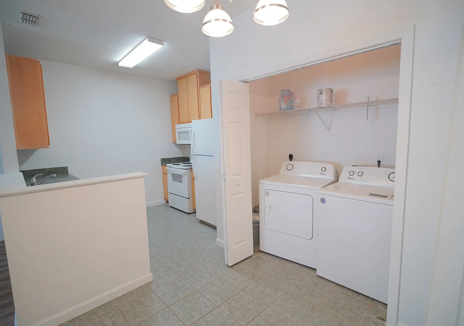 3 Bed / 2 Bath off CCSW! — Photo 4