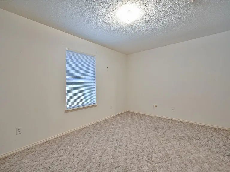 907 Clear Creek Dr — Photo 12