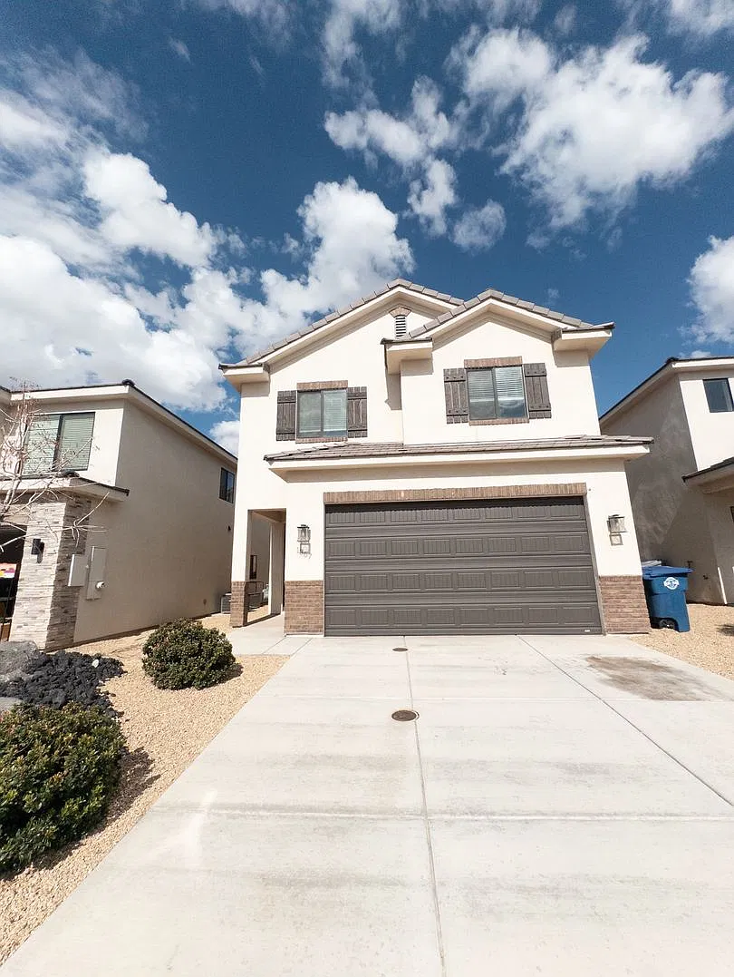 Your Next Home Awaits: Stylish 4-Bedroom Home with a Beautiful Backyard in St. George! — Photo 2