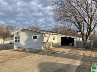 615 7th St SE, Le Mars, IA 51031