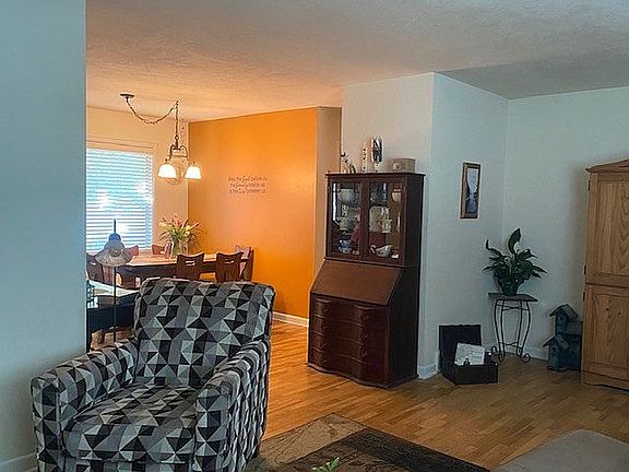 5th image of 1042 Rosewood Ave