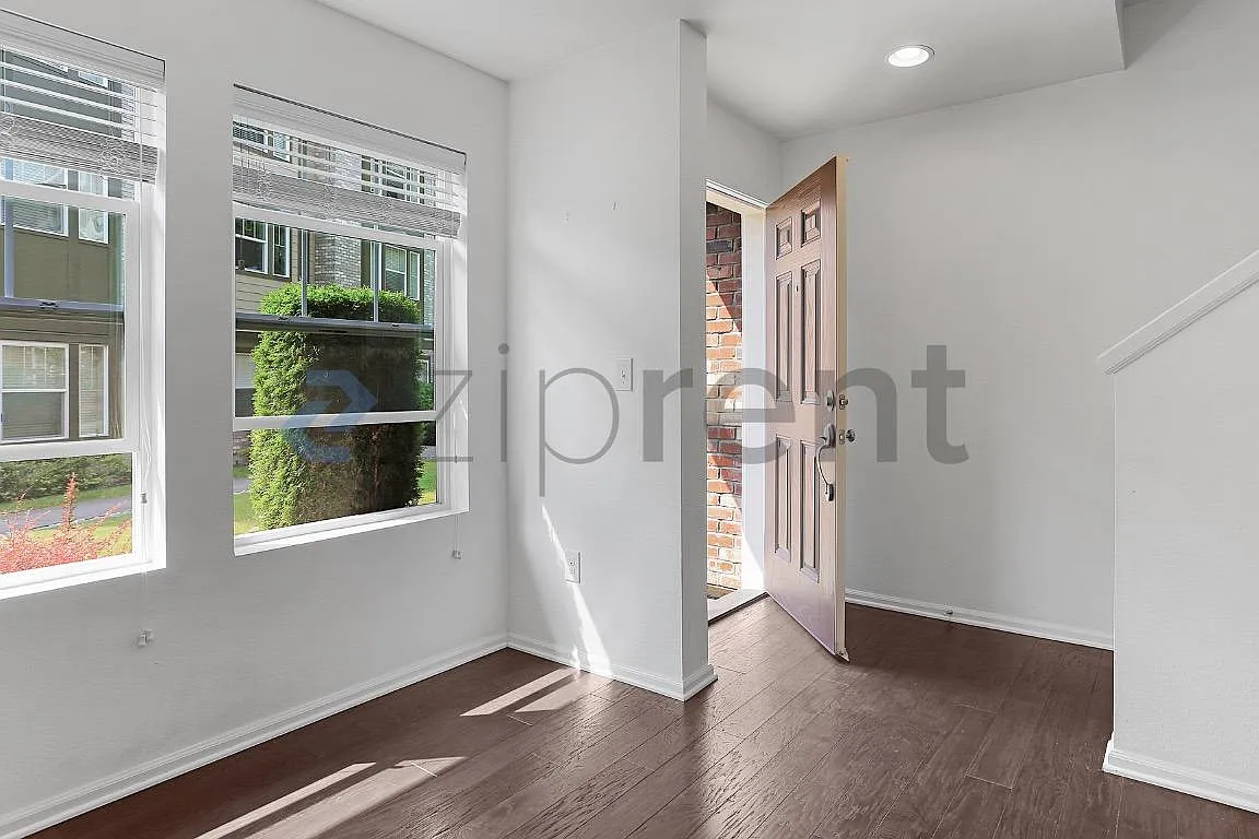 2 bed, 2.5 bath, 1300 sqft, $2,800 — Photo 4