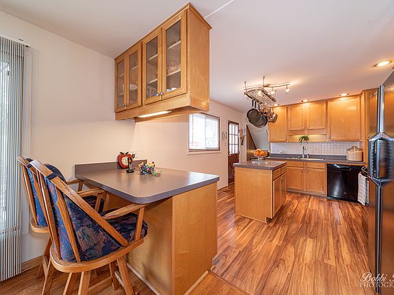 5th image of 700 Woodlawn St