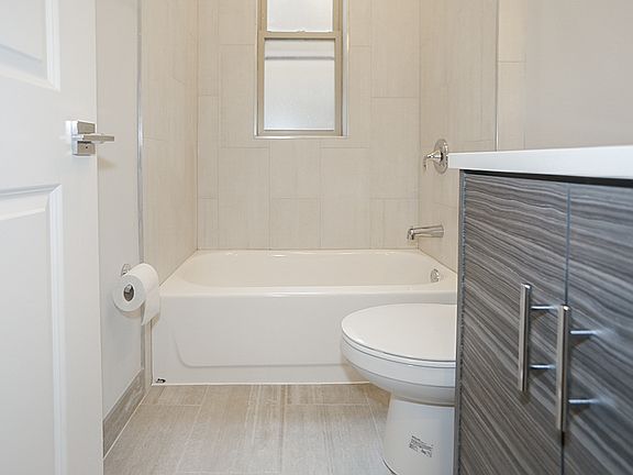 4th image of 3919 1/2 N Janssen Ave #2E