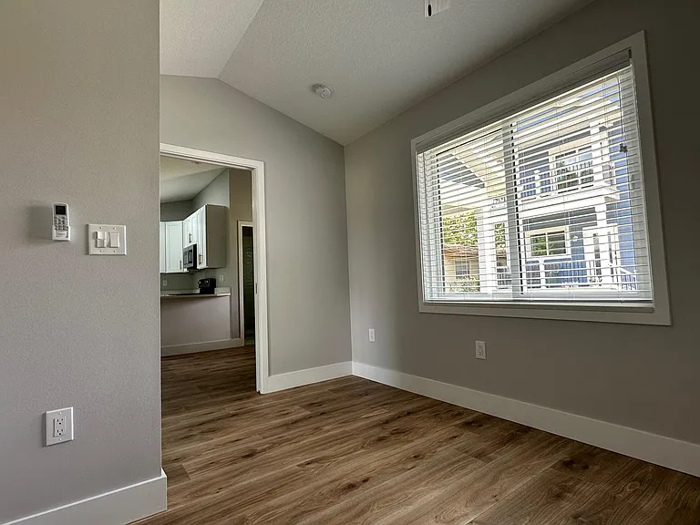 910 La Salle Ave #A — Photo 15