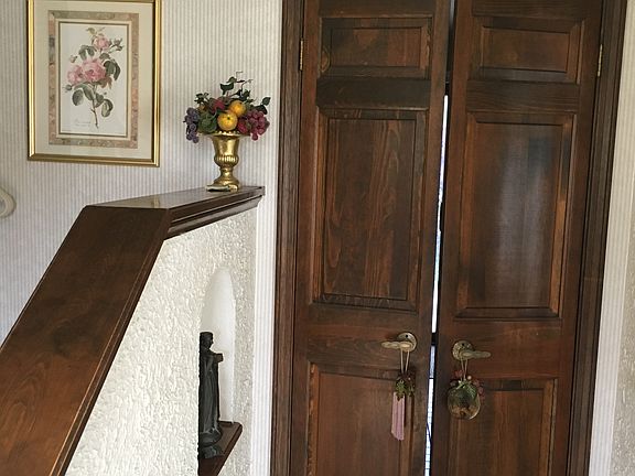 Foyer Doors to Kitchen