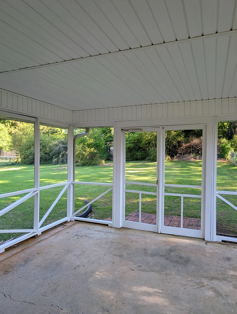 Screened-in back porch overlooking large fenced-in yard - 580 Lee Ann Dr SW