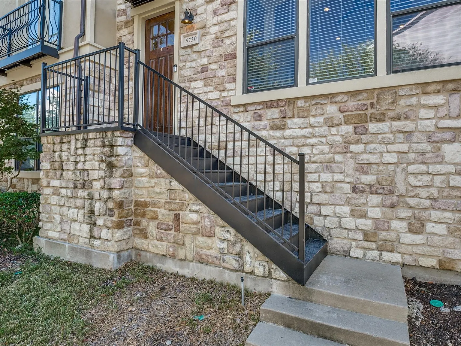 3 bed, 2.5 bath, 2020 sqft, $2,899 — Photo 2