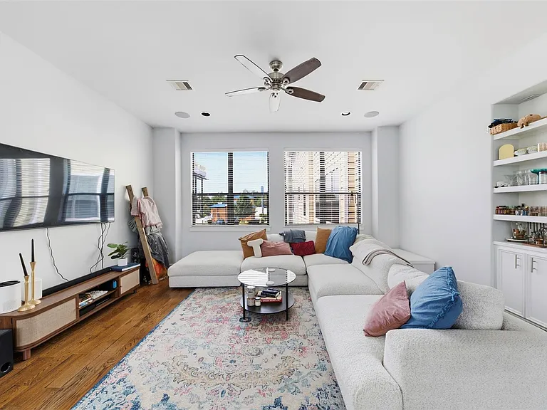 214 W 28th St — Photo 9